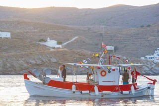 weddings porto klaras boat with bride and groom