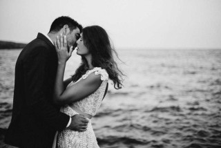 weddings porto klaras wife and husband kissing next to the Aegean Sea